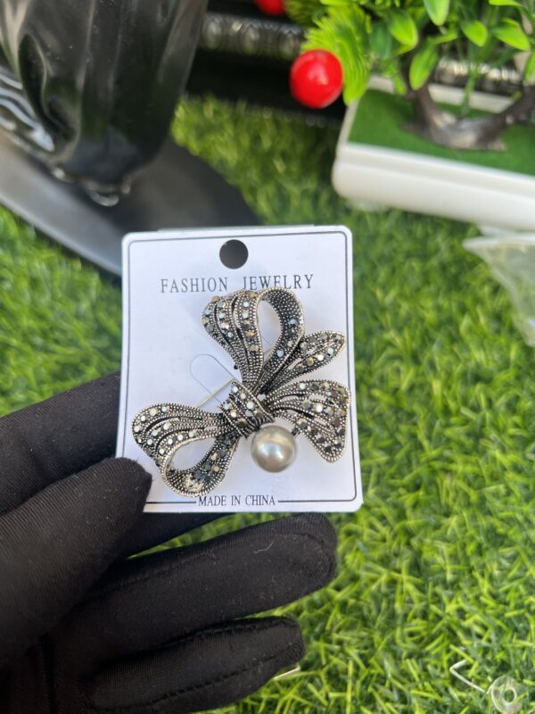 Ash stoned brooch