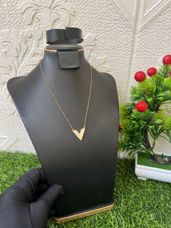 Gold stoned V necklace