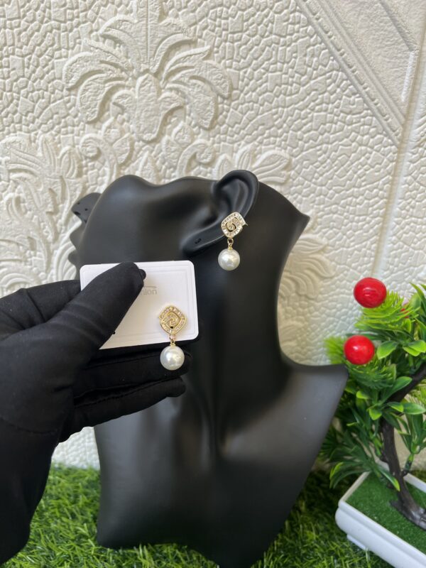 Beauty gold/pearl earrings