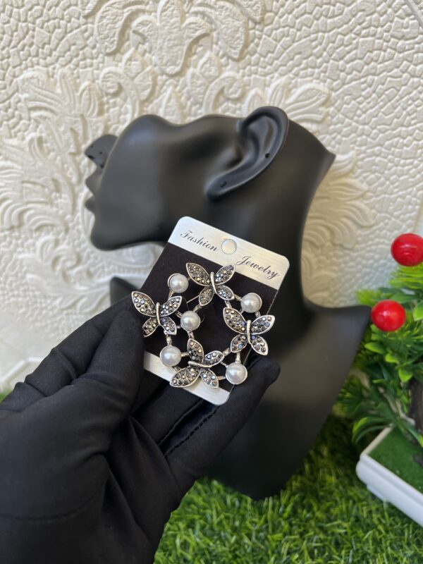 Grey pearl brooch