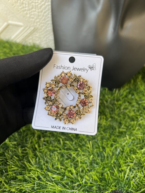 Pink/grey gold brooch