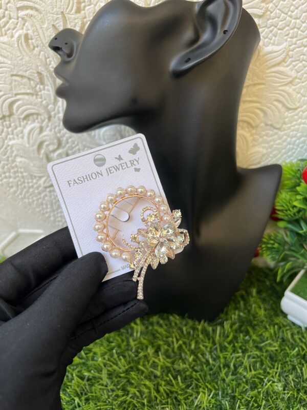 Beauty pearl brooch