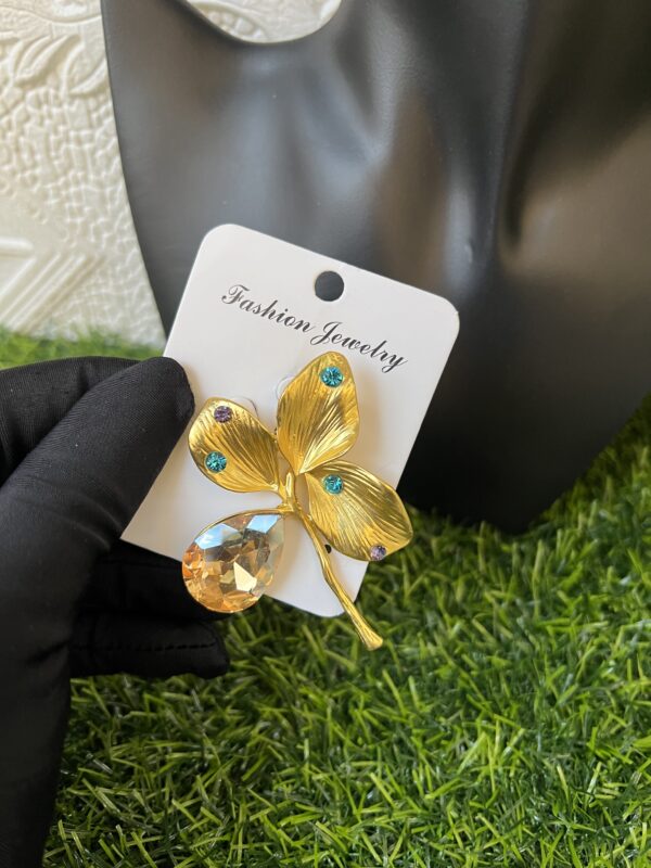 Gold stoned brooch