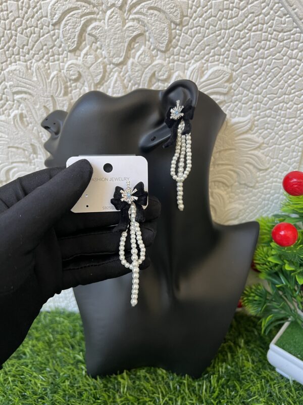 Becky black/pearl earrings