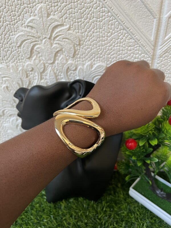 Mevi gold chunky bangle