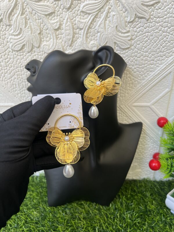 Gold/pearl earrings