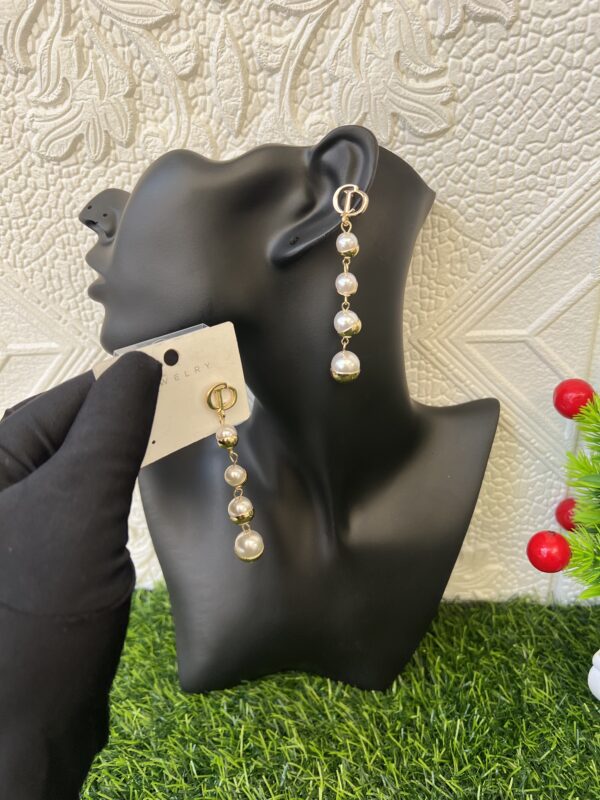Gold/pearl earrings with droppings