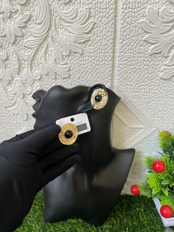 Gold/black bold stud