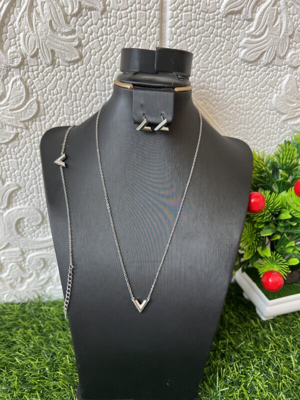 Silver V set
