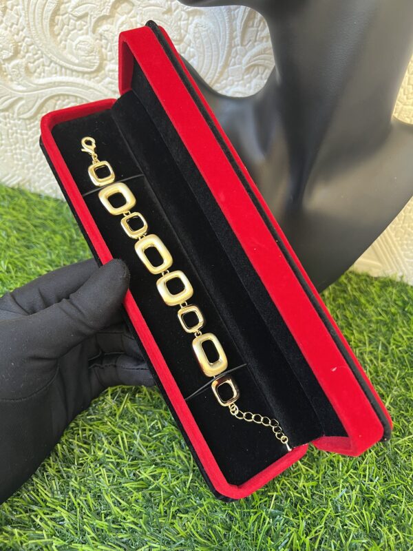 Gracious gold bracelet