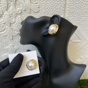 Pearl and gold bold stud