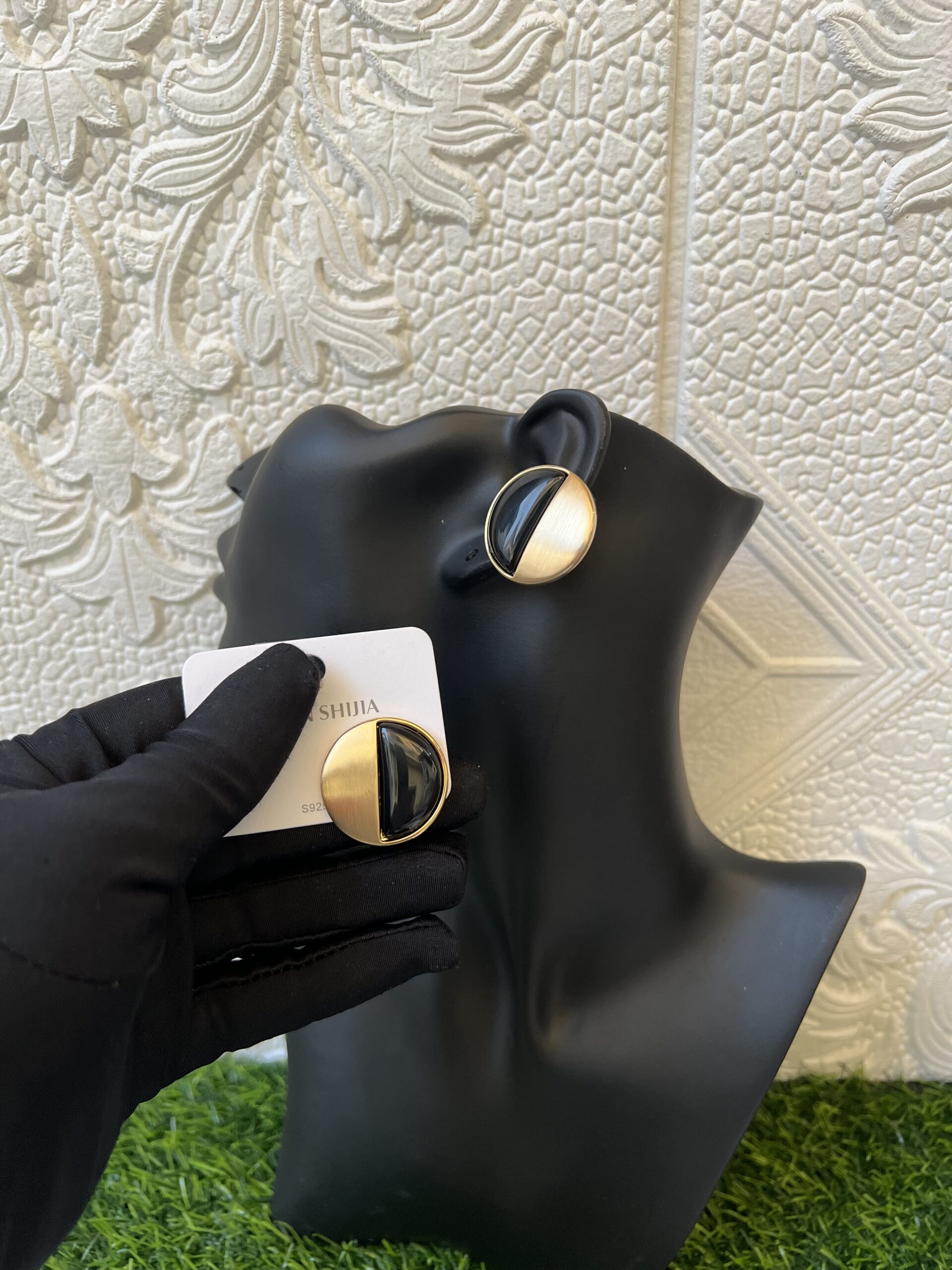 Precious gold/black bold stud