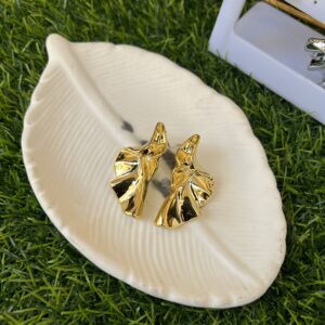 veni gold acrylic earrings