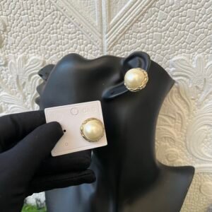 Delly pearl stud